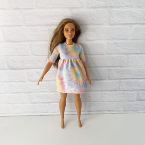 Barbie Fashionistas #77 Curvy Hispanic Doll FJF42 To Tie Dye For Dress Mattel